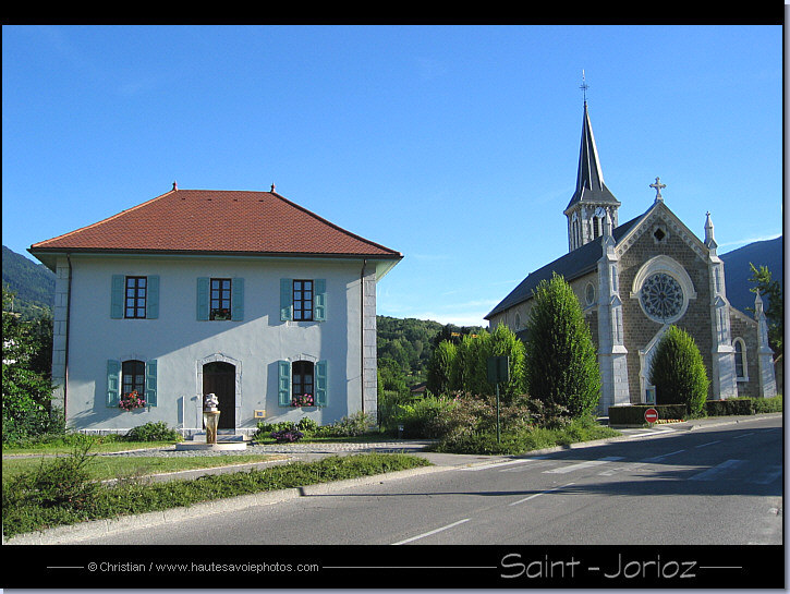 le presbytère et l'église de Saint-Jorioz